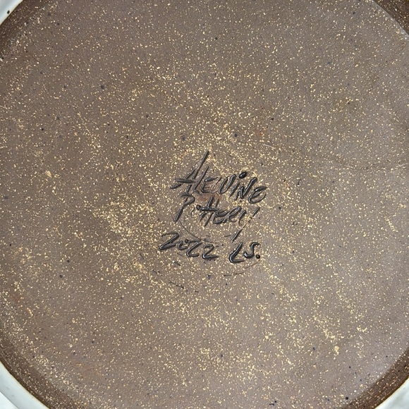 🔥🔥🔥Alewine Pottery Cream and Brown Ceramic Casserole Dish with Ornate Handles🔥🔥🔥 - Picture 5 of 9